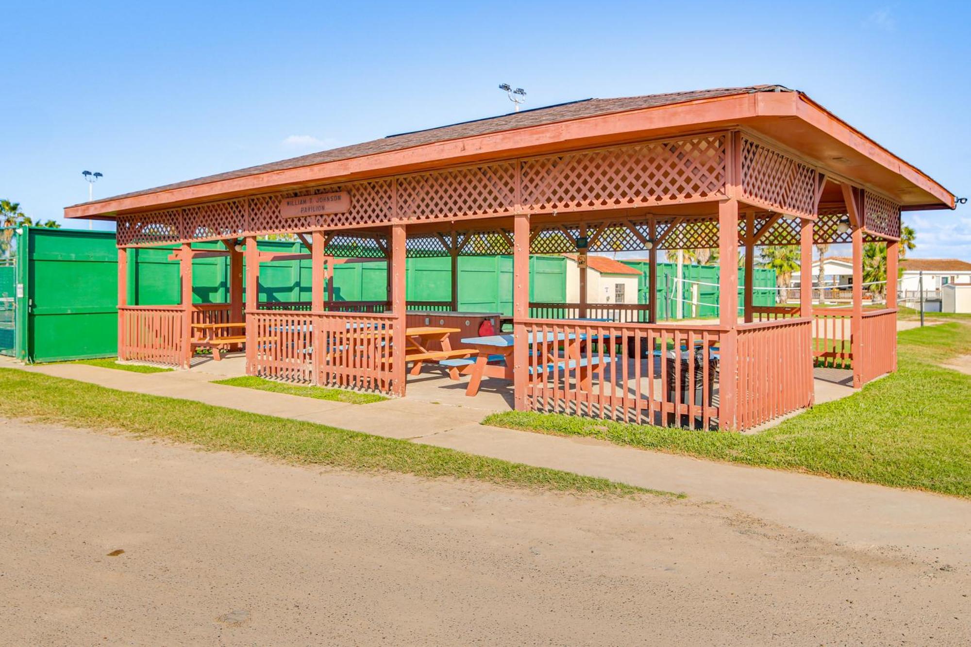 Cozy Waterfront Port Isabel Cottage With Deck! Exterior photo